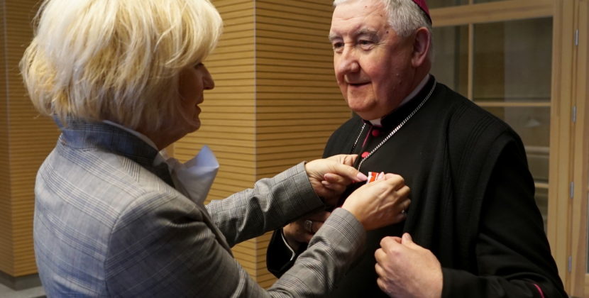 Medal KEN dla biskupa Romualda Kamińskiego oraz ks. Piotra Pierzchały
