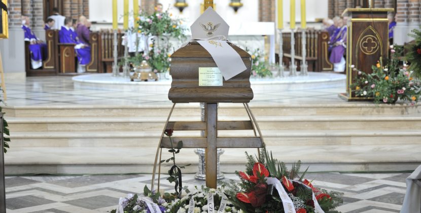 Msza Święta żałobna arcybiskupa Henryka Hosera